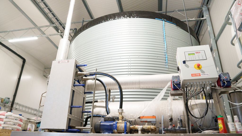 Stor tank i et teknisk rom med diverse rør i forskjellige dimensjoner. Foto.