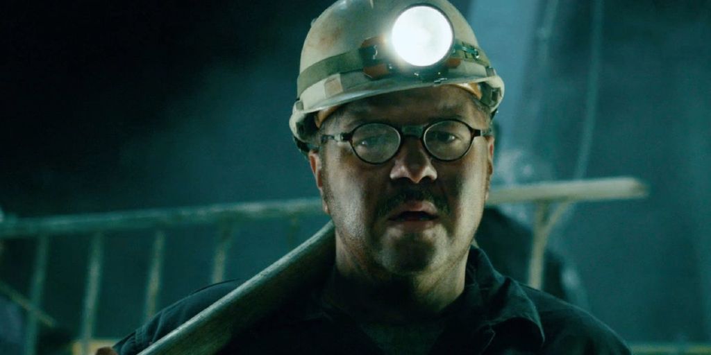 Skodespelar Nils Jørgen Kaalstad med hjelm og hovudlykt i rolla som Johannes i kortfilmen Proletar. Foto.