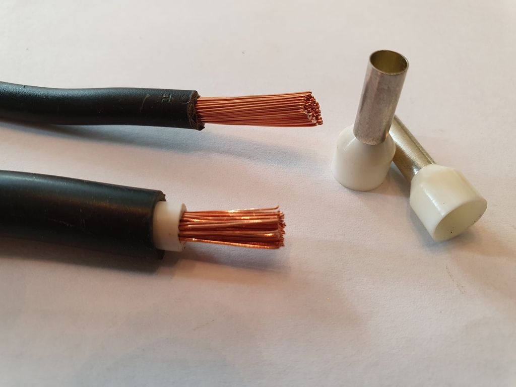 Nærbilete av RK, RKK og endehylser. Foto.