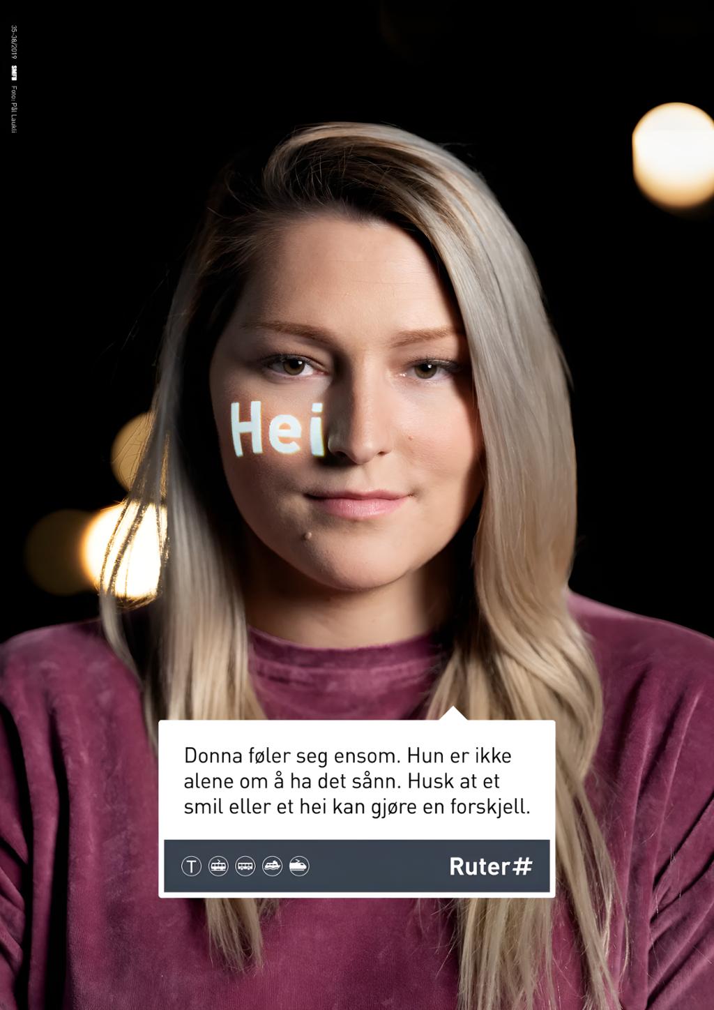 Ung jente med ordet Hei måla på kinnet. Ein tekst om einsemd er lagt på biletet. Der står det at eit smil eller eit hei kan gjere ein forskjell for alle som er einsame. Omarbeida foto.