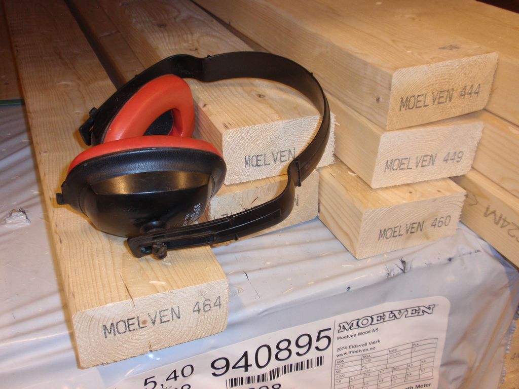 Hørselvern på materialstabel. Foto.