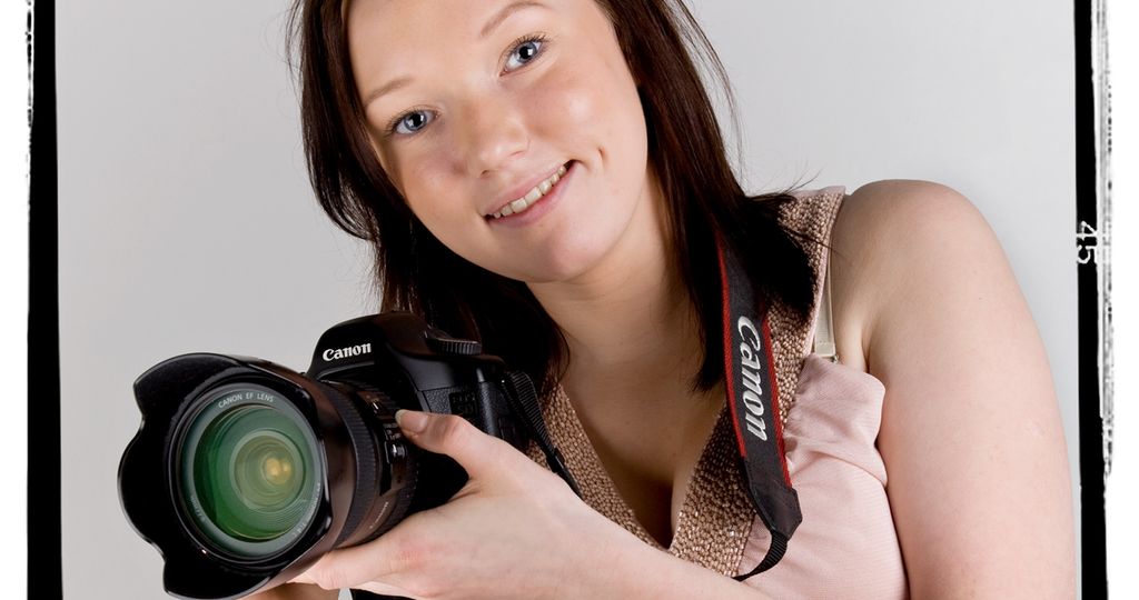 Jente held eit spegelreflekskamera. Foto.