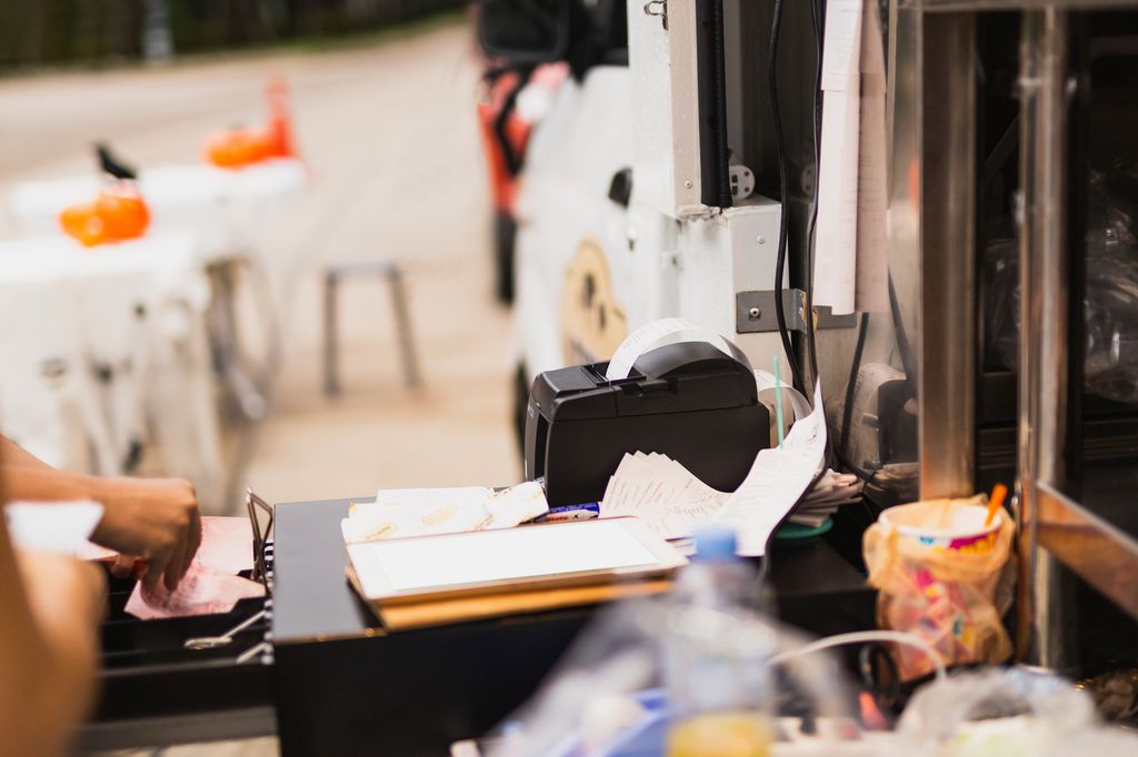 Nærbilde av hender som veksler kontanter ved kassen på en kafé. Foto. 