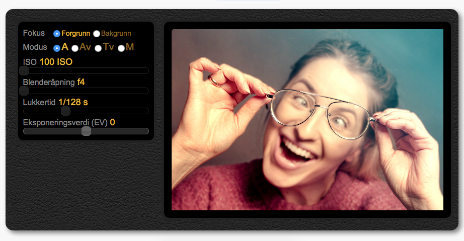 Skjermdump av kamerasimulatoren til NDLA. Til venstre kan man endre innstillingene for ISO, blenderåpning og lukkertid. Til høyre er et bilde av en kvinne som holder et par briller foran ansiktet. Skjermutklipp.