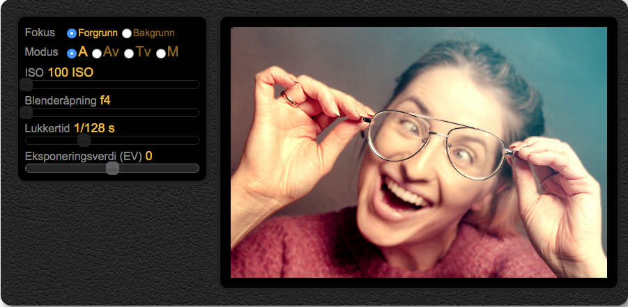 Skjermdump av kamerasimulatoren til NDLA. Til venstre kan man endre innstillingene for ISO, blenderåpning og lukkertid. Til høyre er et bilde av en kvinne som holder et par briller foran ansiktet. Skjermutklipp.