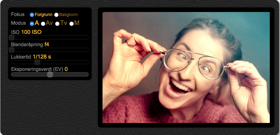 Skjermdump av kamerasimulatoren til NDLA. Til venstre kan ein endre innstillingane for ISO, blendaropning og lukkartid. Til høgre er eit bilete av ei kvinne som held eit par briller framfor ansiktet. Skjermutklipp.