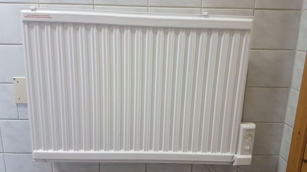 Panelomn med termostat. Foto.