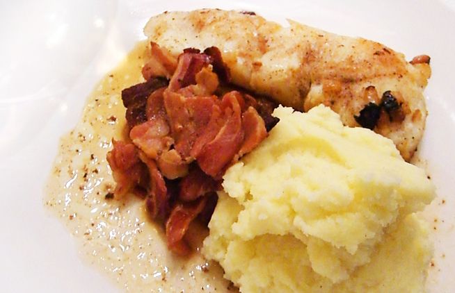 Pannestekt torsk med løk, potetstappe og baconsjy. Foto.