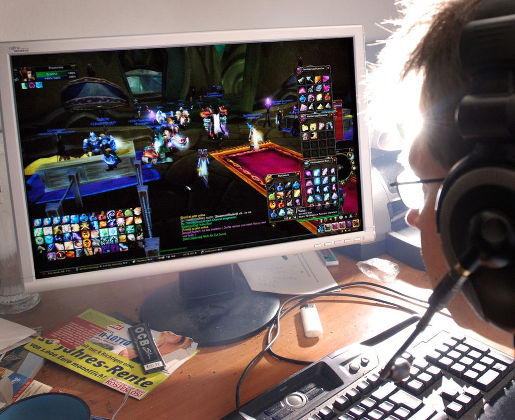 En ungdom sitter foran en pc og spiller dataspill. Foto.