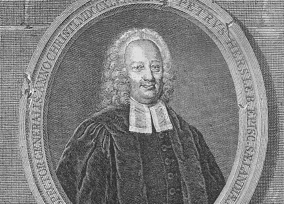 Portrett i halvfigur av ein mann med kvit parykk, forseggjort kappe og krage. Portrettet er ramma inn av ei ramme med latinsk skrift. Illustrasjon.