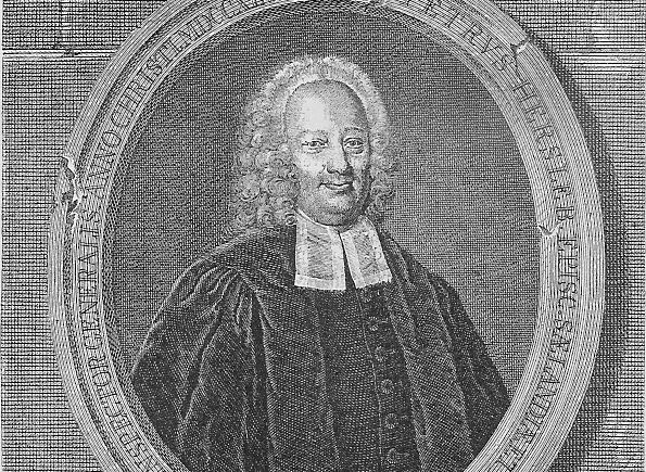 Portrett i halvfigur av en mann med hvit parykk, forseggjort kappe og krage. Portrettet er rammet inn av en ramme med latinsk skrift. Illustrasjon.