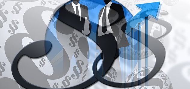 To dresskledde personar i ei sky av paragrafteikn og piler. Illustrasjon.