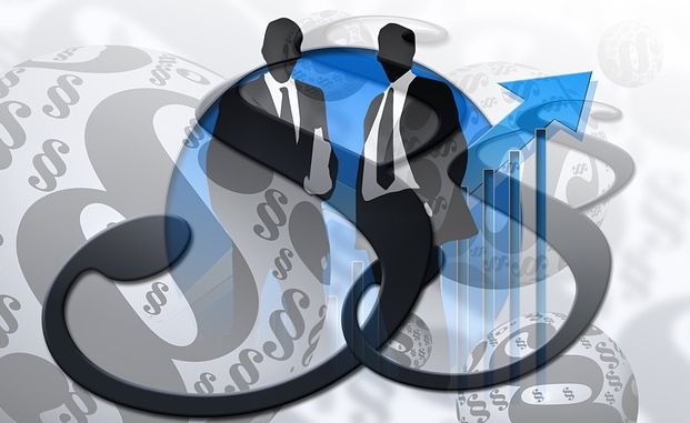 To dresskledde menn står omgitte av store kuler dekte av paragrafteikn. I bakgrunnen er ei blå kurve som peiker oppover. Illustrasjon.