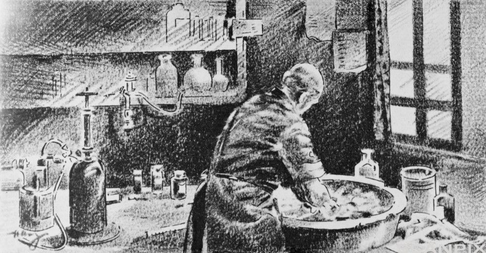 En person vasker hendene i ei balje. Det er kolber, glass og et laboratorieapparat i rommet. Illustrasjon.