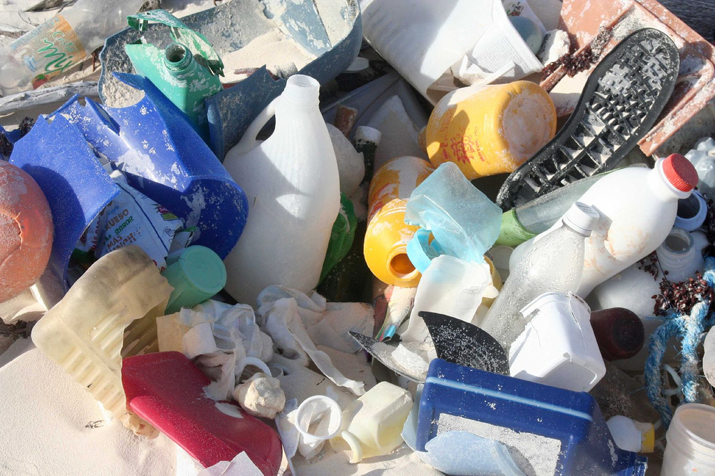 Nærbilete av plastsøppel, stort sett emballasje. Foto.