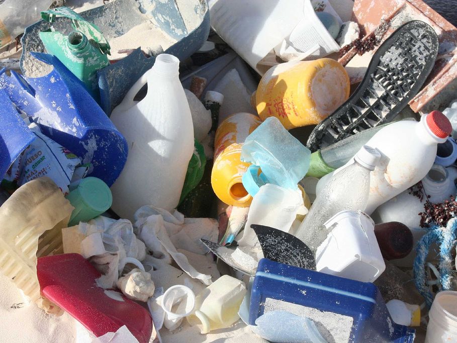 Nærbilete av plastsøppel, stort sett emballasje. Foto.