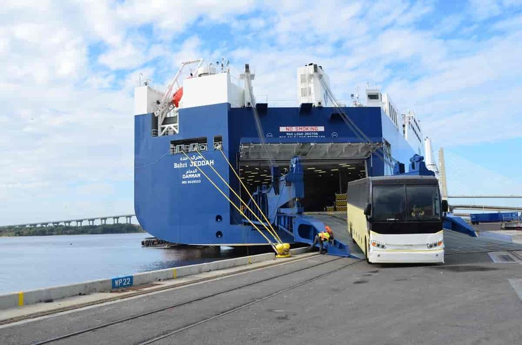 En buss kjører ut av et roro-skip. Bilde.