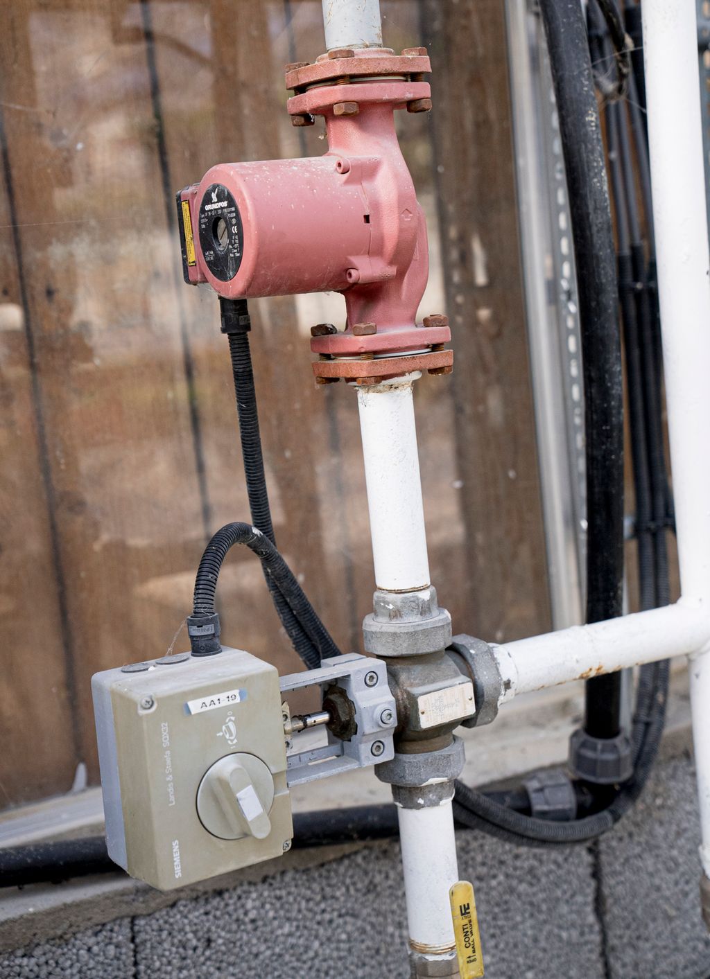 Pumpe og shuntventil montert på varmerør. Foto.