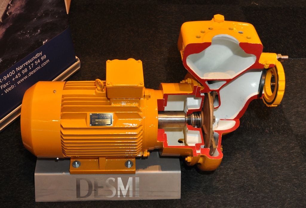 Sentrifugalpumpe og motor. Deler av pumpehuset er skåret vekk. Foto.