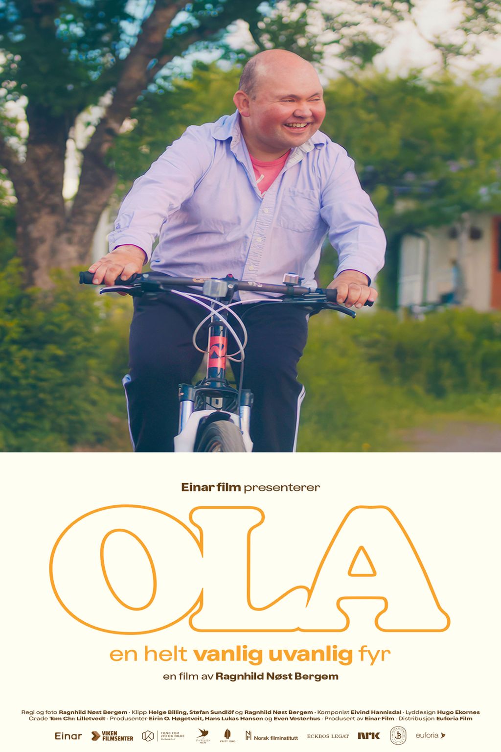 Filmplakat med bilde av en smilende mann på sykkel og filmtittelen Ola – en helt vanlig uvanlig fyr. Foto.
