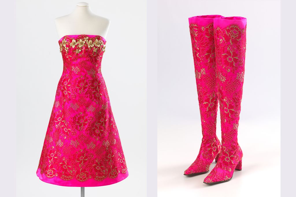 Rosa antrekk med støvler i håndsydd og maskinvevde og maskinkniplete silke- og kunstsilkestoffer, dels med gulltråd, håndbrodert med glassperler og applikerte gullblomster. Foto.