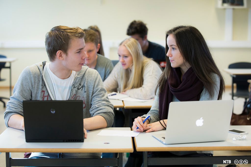 Elever samarbeider i et klasserom. Foto.