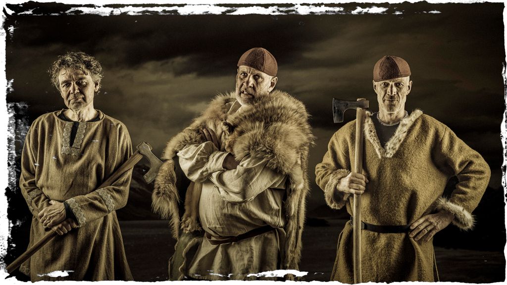 3 vikingkrigere står samlet. Foto.