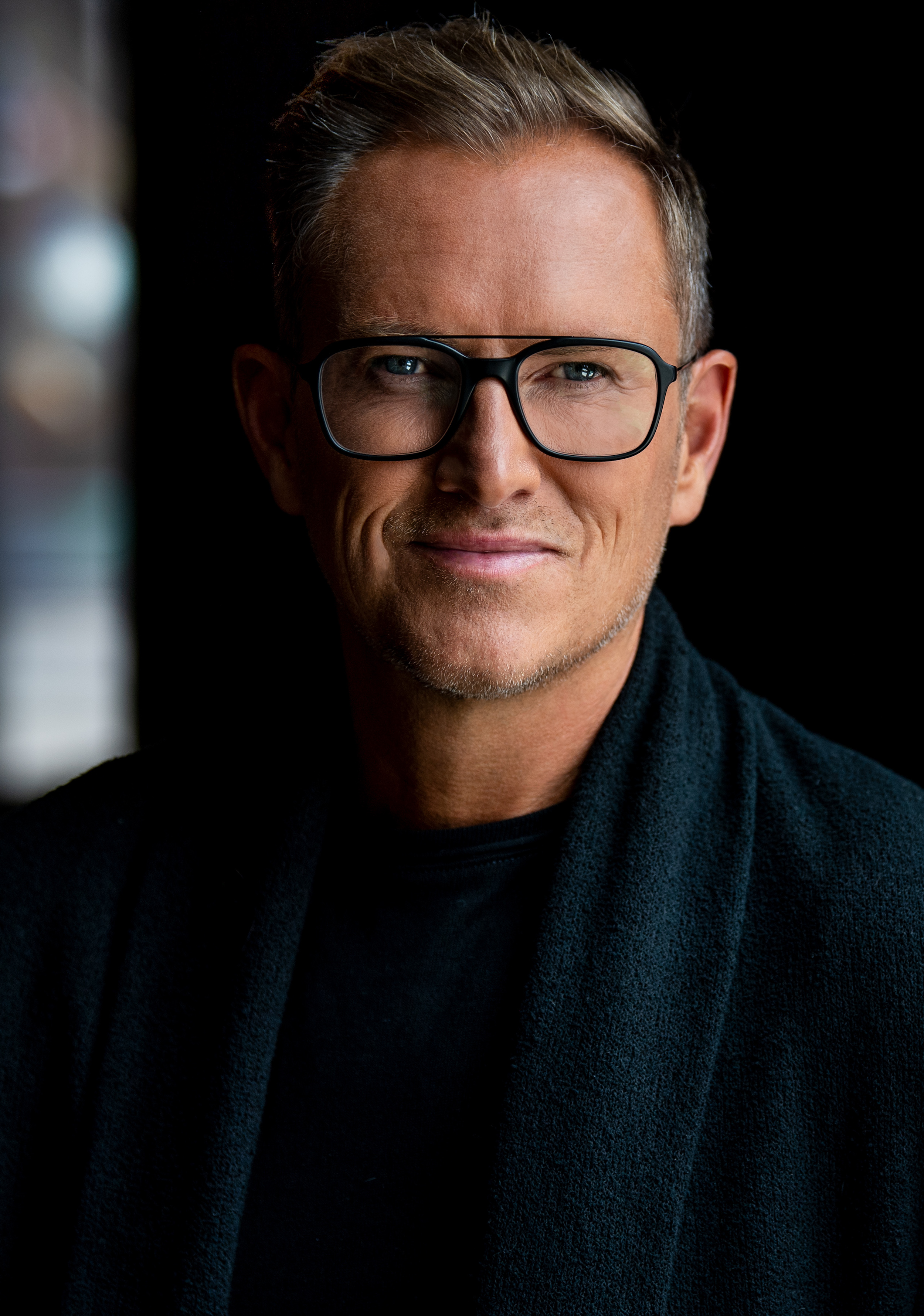 Portrett av mann med briller. Foto.