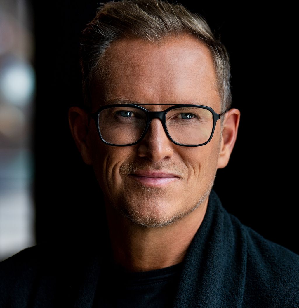 Portrett av mann med briller. Foto.