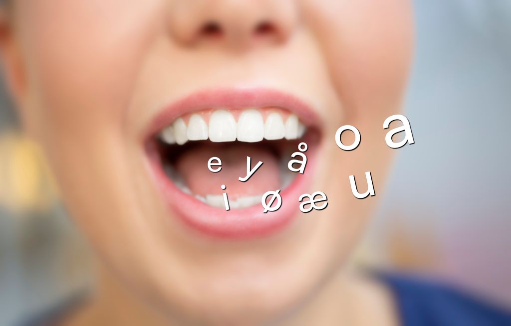 Illustrasjonsbilde. Ni vokaler kommer ut av munnen på en jente. Bearbeidet foto.