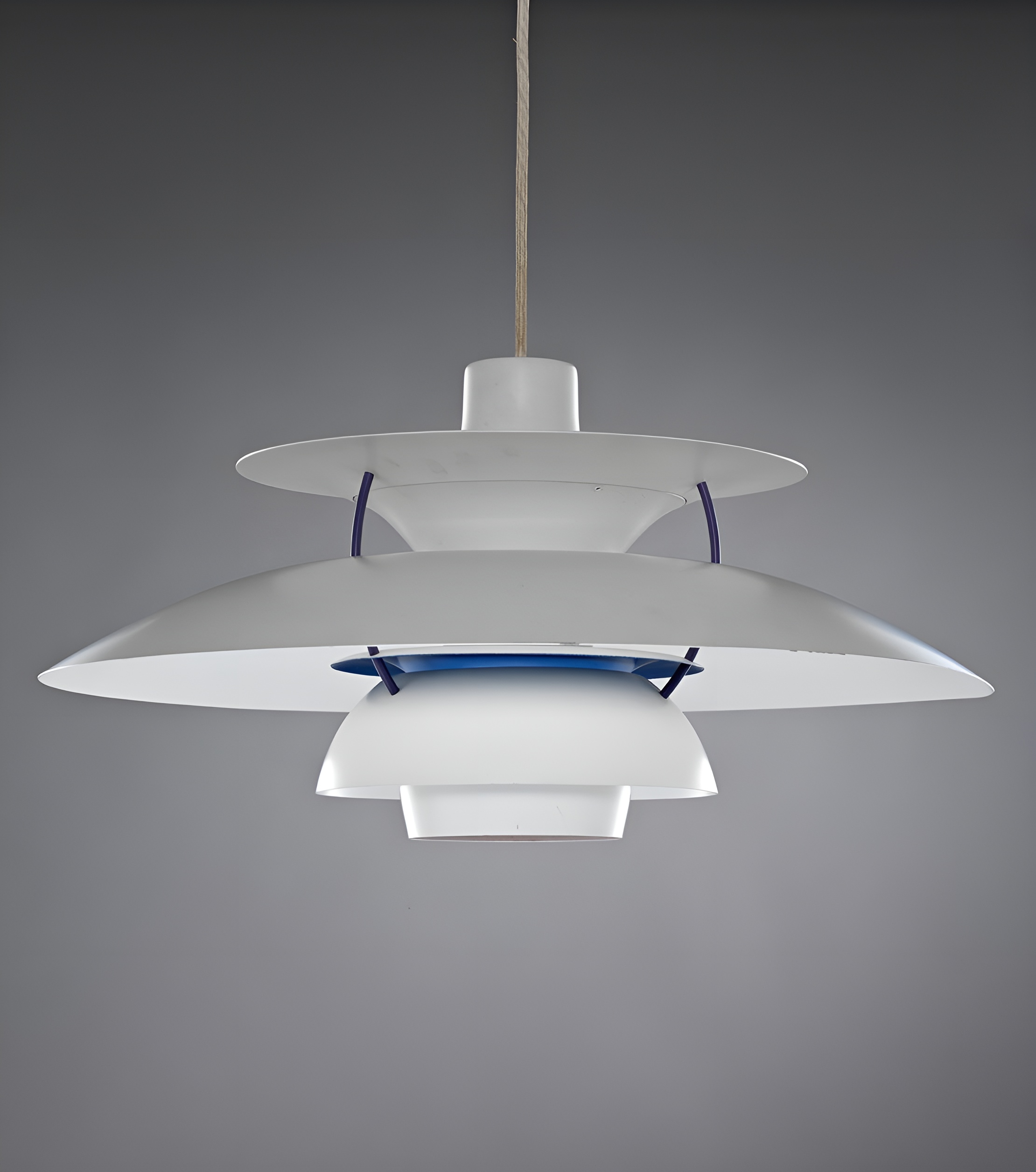 Taklampe i hvitlakkert aluminium. Foto.