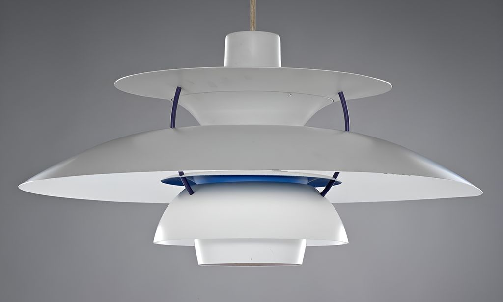 Taklampe i hvitlakkert aluminium. Foto.