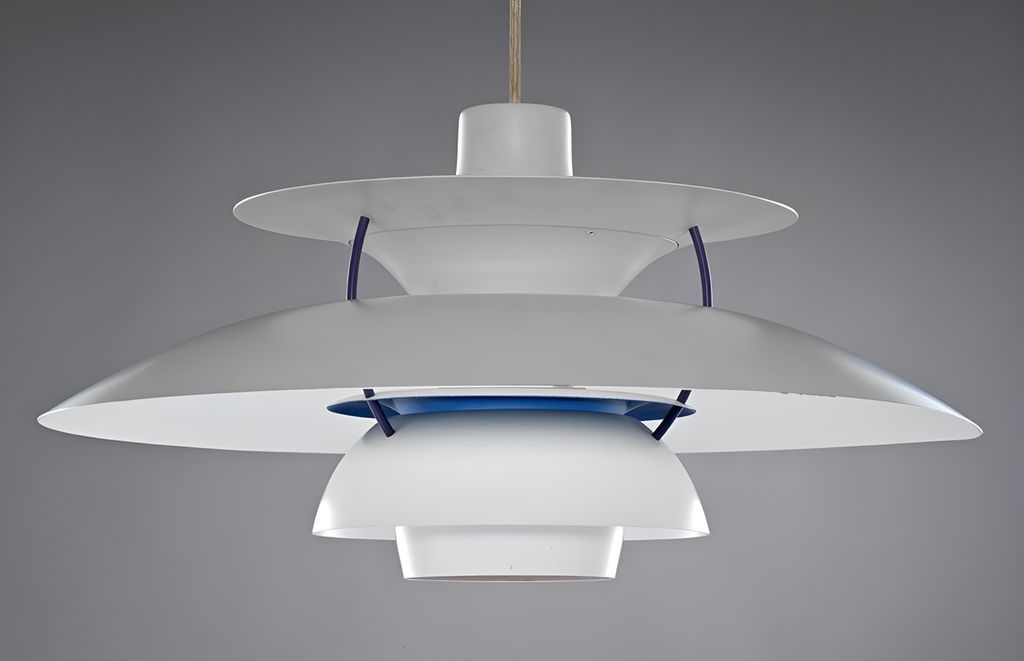 Taklampe i kvitlakkert aluminium. Foto.