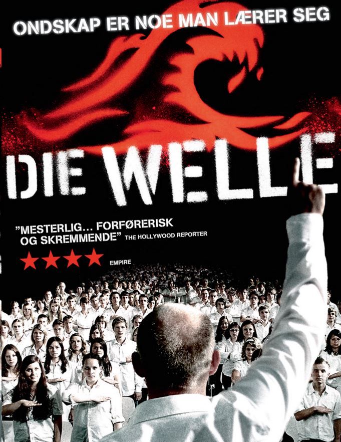Filmplakat for filmen "Die Welle". Plakaten er holdt i fargene rødt, hvitt og svart. Den viser et stort antall ungdommer som er kledd i samme hvite skjorte, og som ser på en voksen mann på rundt femti år. Alle gjør samme bevegelse med høyrearmen som en slags hilsen. Mannen peker opp i lufta med høyrearmen, som om han skal vise vei. Filmtittelen er plassert tvers over dette bildet, og helt øverst, over tittelen, er det ei tegning av ei kjempestor rød bølge og teksten "Ondskap er noe man lærer seg".