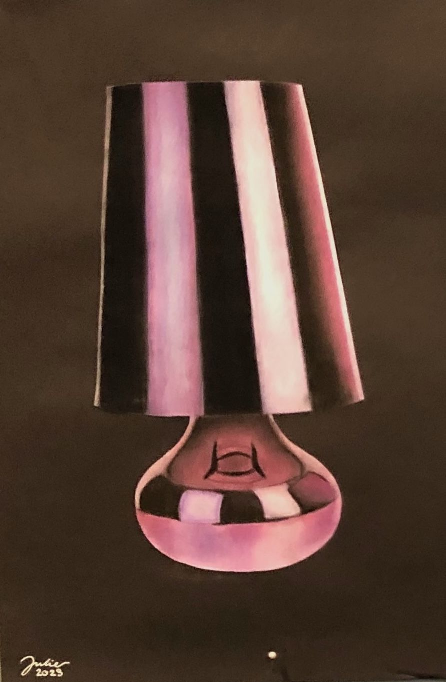 Pastelltegning av ei lampe montert på et svart ark. Foto.