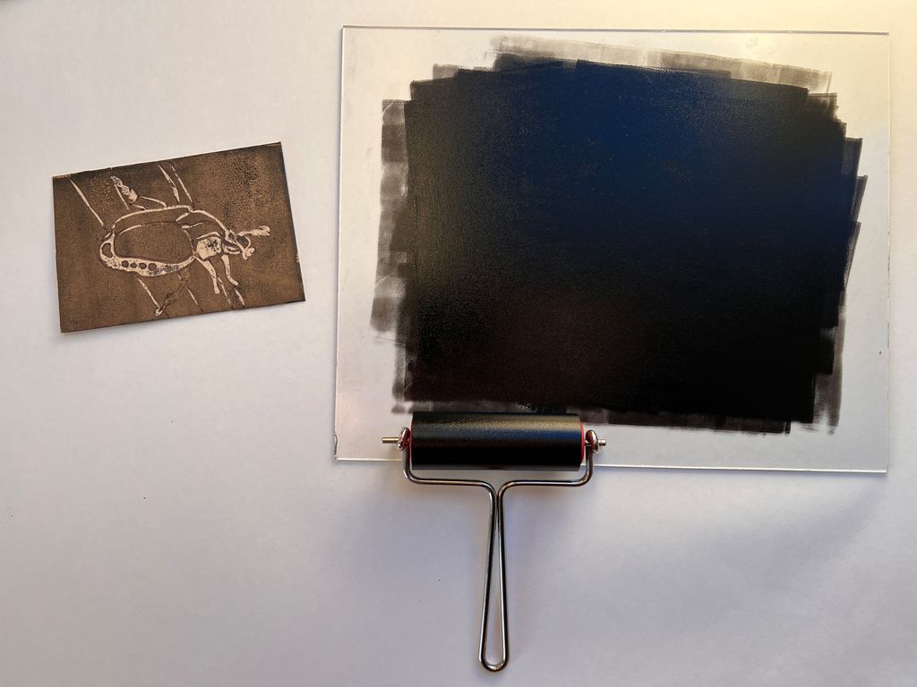 Trykkplate og glasplate med trykksverte. Foto.