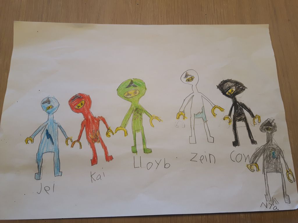 Barnetegning av seks Lego Ninjago-figurer i ulike farger. Navnene er skrevet under hver av dem med typiske begynnerfeil i skriving. Foto. 