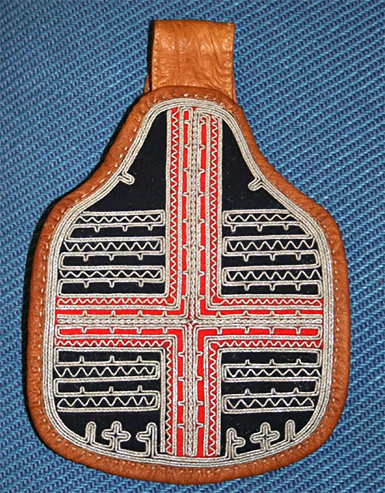 Taske dekorert med tinnbroderier. Foto.