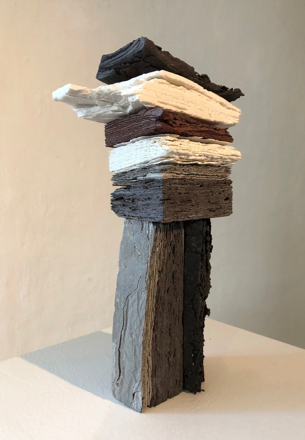 Abstrakt skulptur i steingods og porselen. Foto.