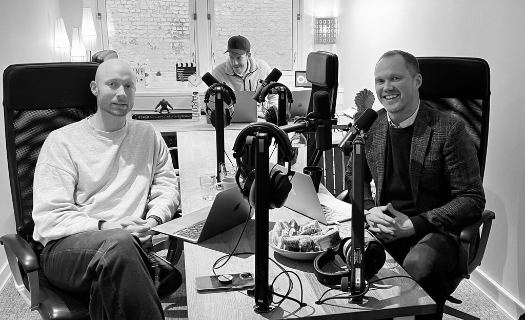 Anders Erikson (t.v.) i samtale med Knut Skeie Solberg (t.h.) under innspilling av podkastepisode. Foto.