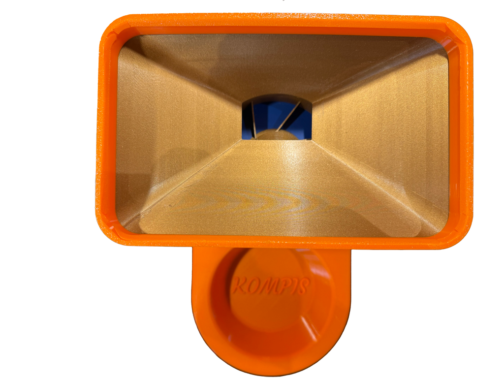 3D-printa del som består av trakt, matehjul og matskål. Foto