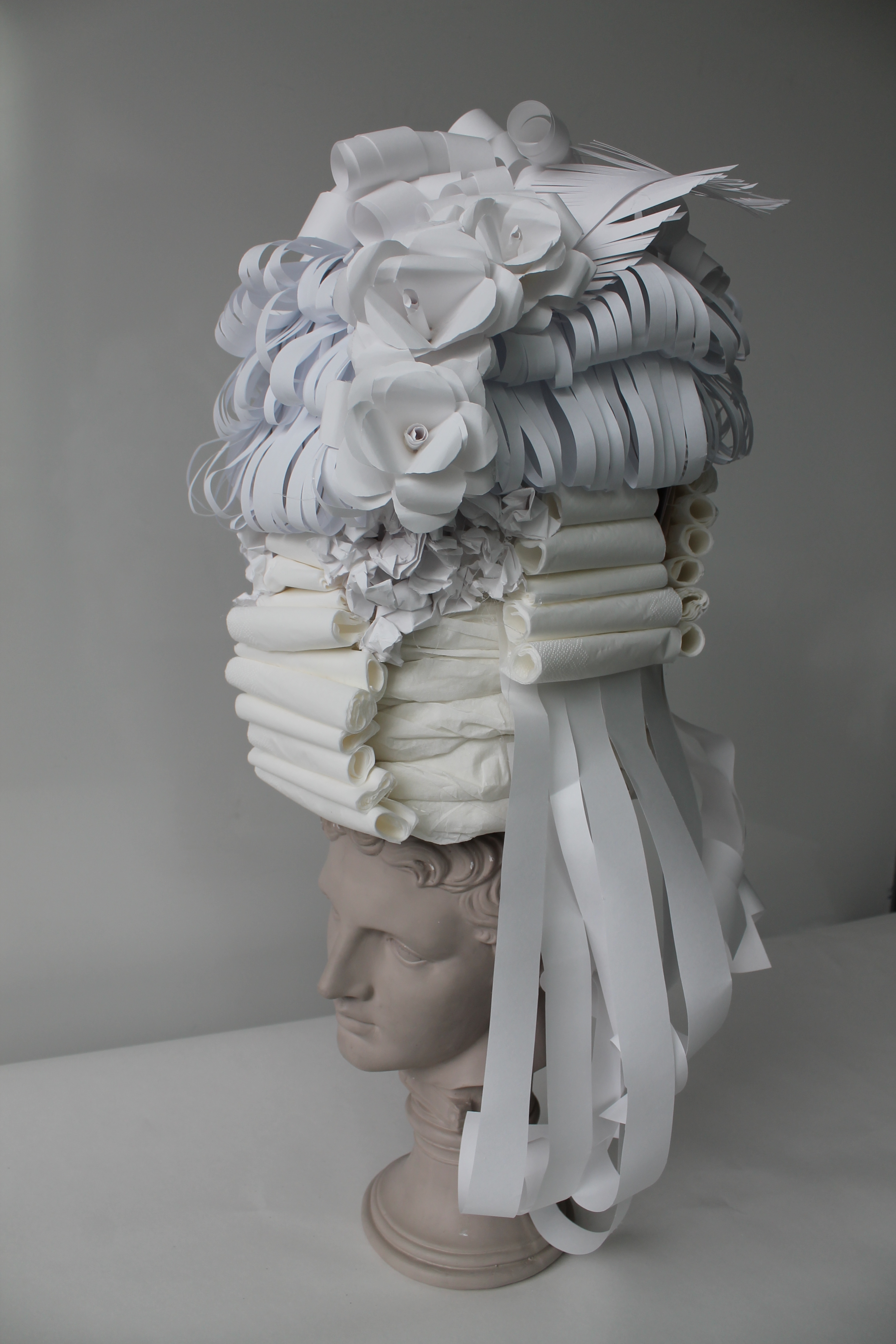 Dekorativ parykk i papir. Foto.