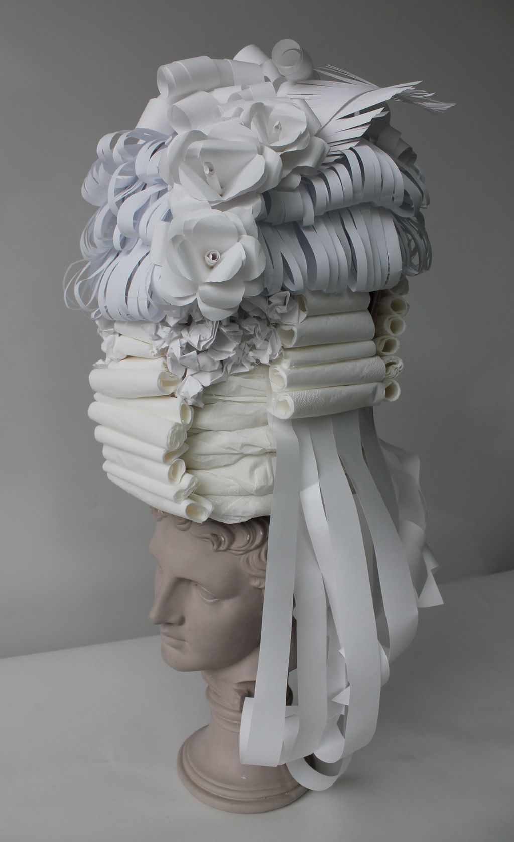 Dekorativ parykk i papir. Foto.