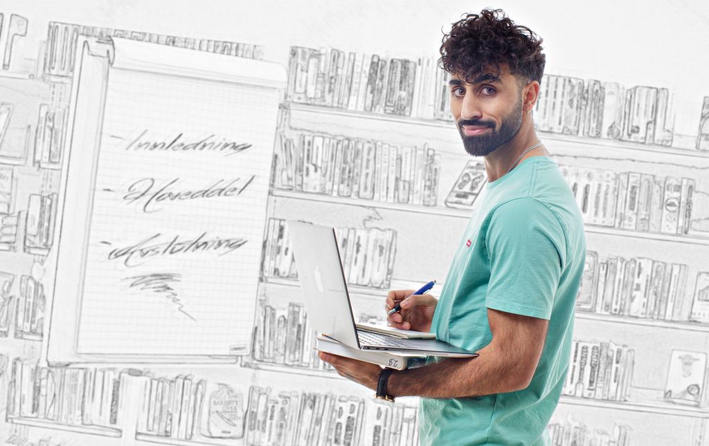 Voksen elev med pc, bok og notatblokk med en flip-over i bakgrunnen, der det står skrevet: innledning, hoveddel og avslutning. Foto.