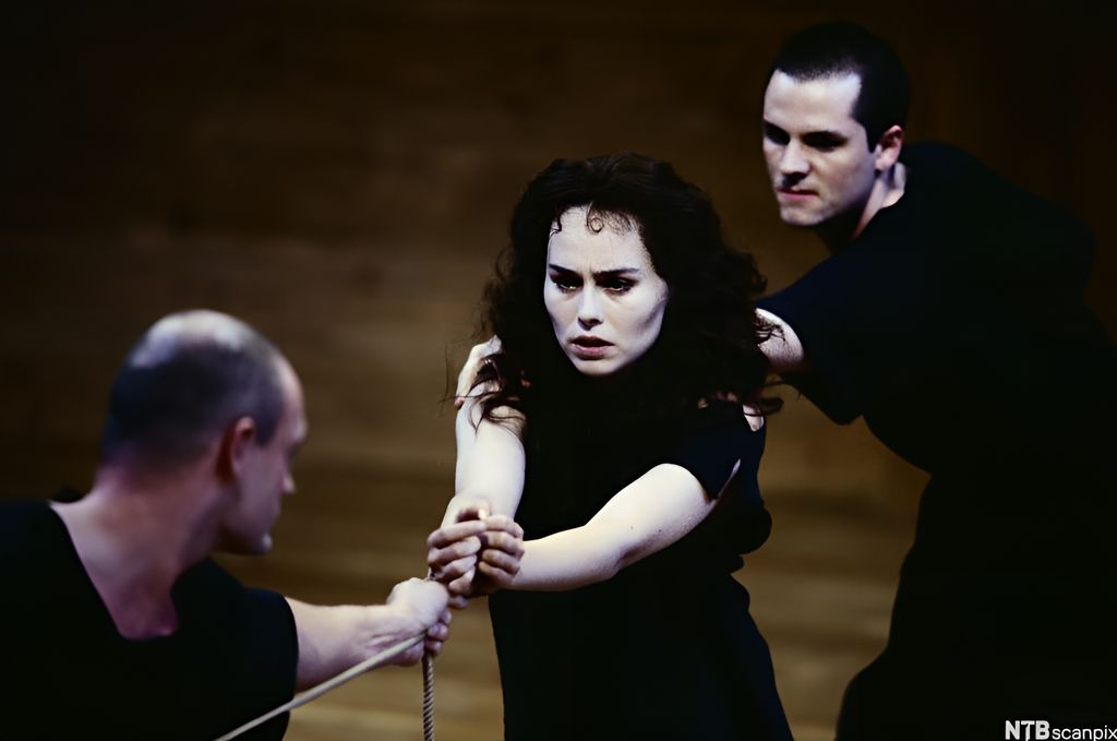Scene fra tragedien Antigone av den greske dramatikeren Sofokles. Antigone er tatt til fange og hendene hennes er bundet. Foto.