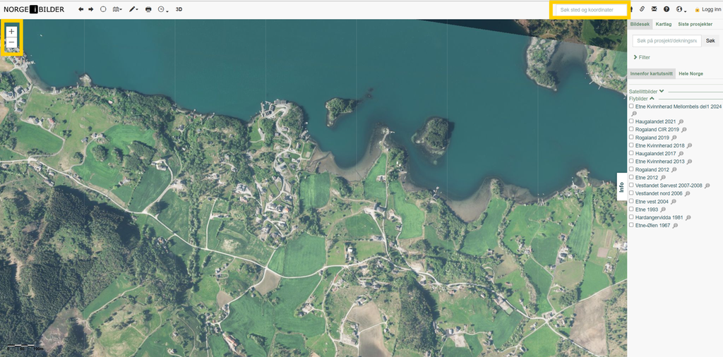 Flyfoto fra tjenesten Norge i bilder. Bildet viser et landskap med åkre, skog og veier ved en fjord. Zoomfunksjonen oppe til venstre og søkefeltet oppe til høyre er markert med gult. Skjermutklipp.