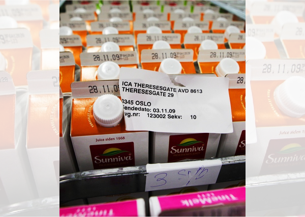 Et 30-talls drikkekartonger på ei tralle. På toppen henger det en lapp der det står ICA Oslo. Foto.