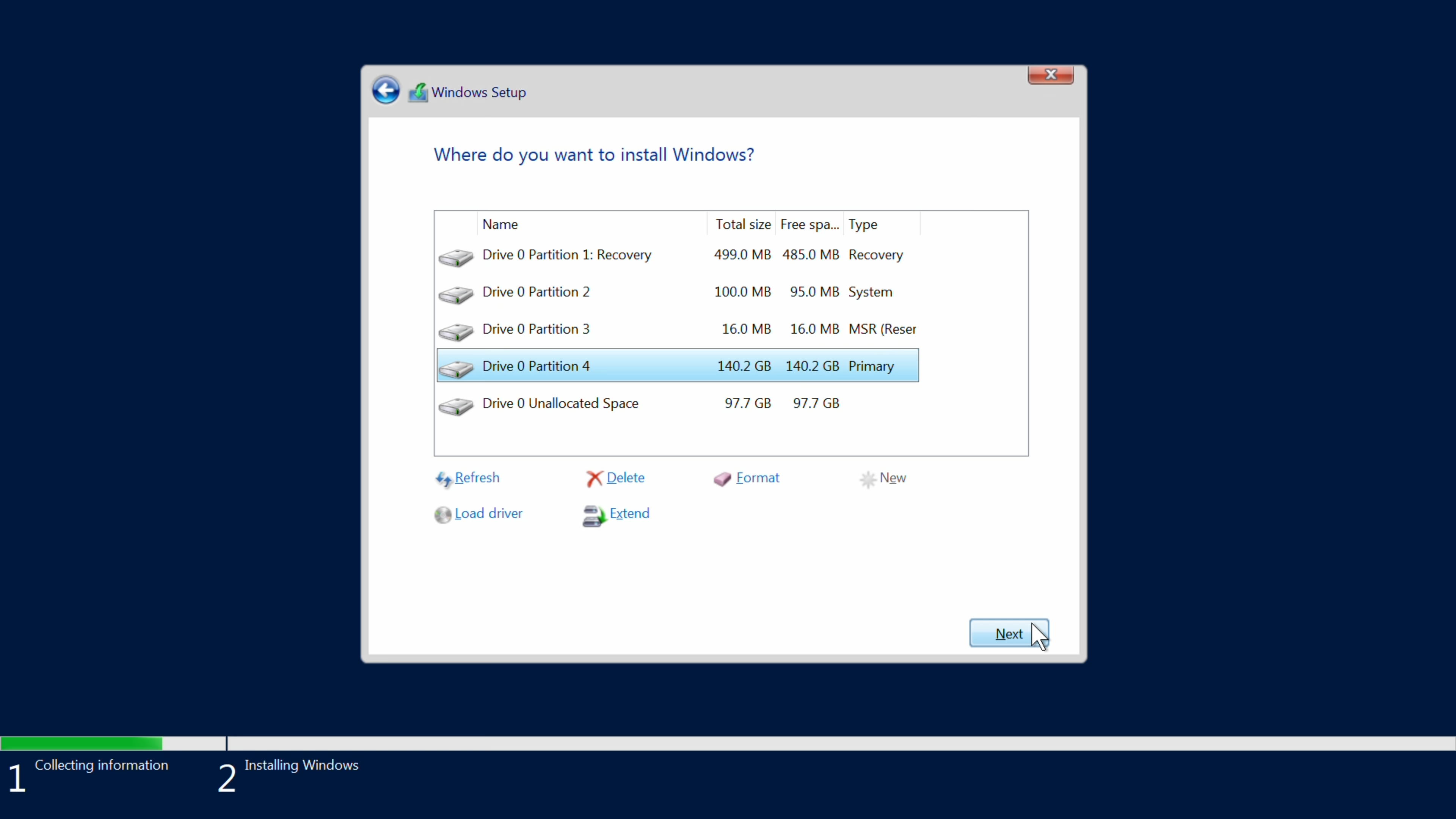 Liste med fire partisjoner, tre som er mellom 16 MB og 500 MB, og én stor partisjon for installasjon av operativsystem. Det vises også en linje med restplass på harddisken. Skjermbilde fra Windows Server 2019