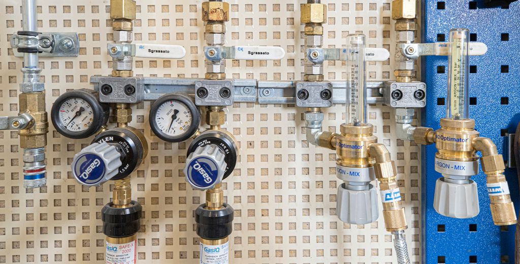 Gassregulator og flytmålar for sveisegass. Foto.