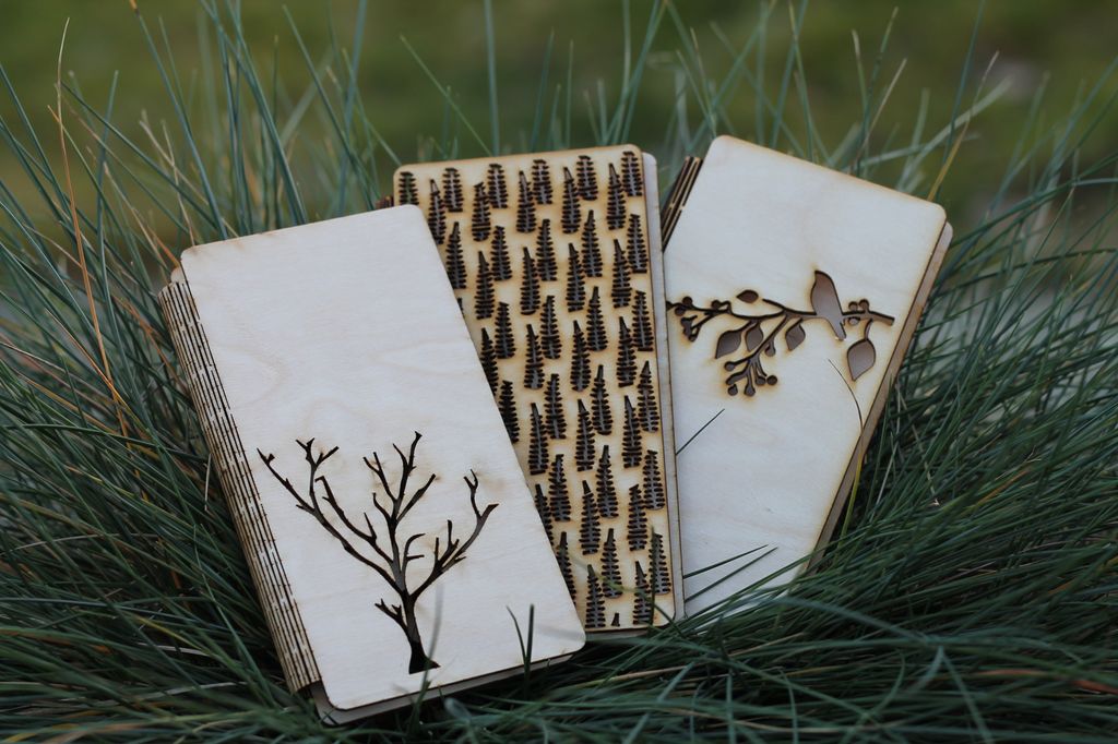 Tre mobildeksel laget i flyfiner med laserskjærer. Foto